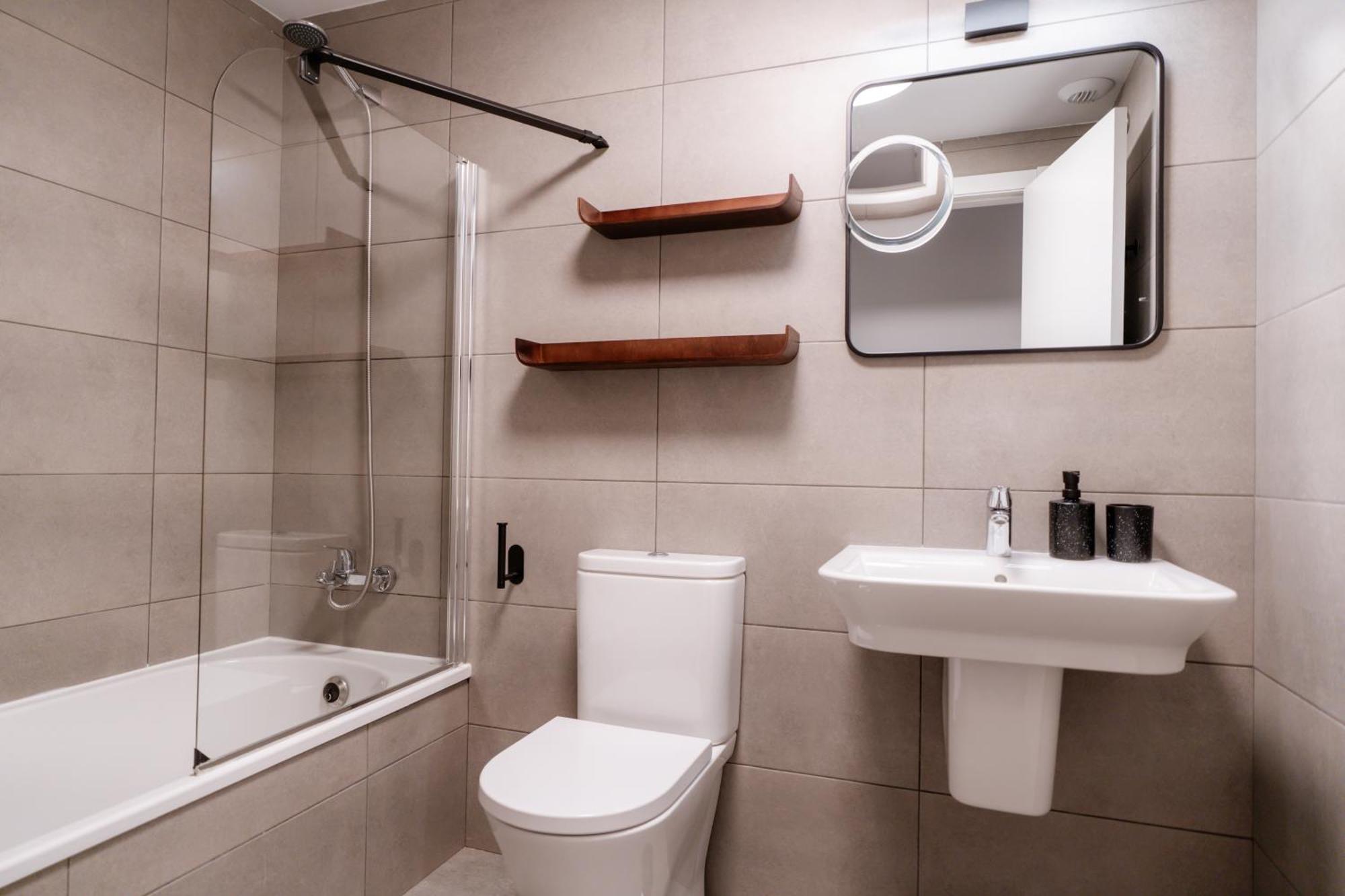 Beautiful 2-bedroom Near Center And
